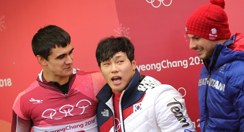 Олимпийский спортсмен из России Никита Трегубов, завоевавший серебряную медаль, спортсмен из Южной Кореи Юн Сун Бин, завоевавший золотую медаль, и спортсмен из Англии Доминик Парсонс, завоевавший бронзовую медаль (слева направо)