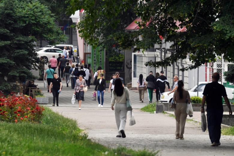 Люди на улице в центре Луганска