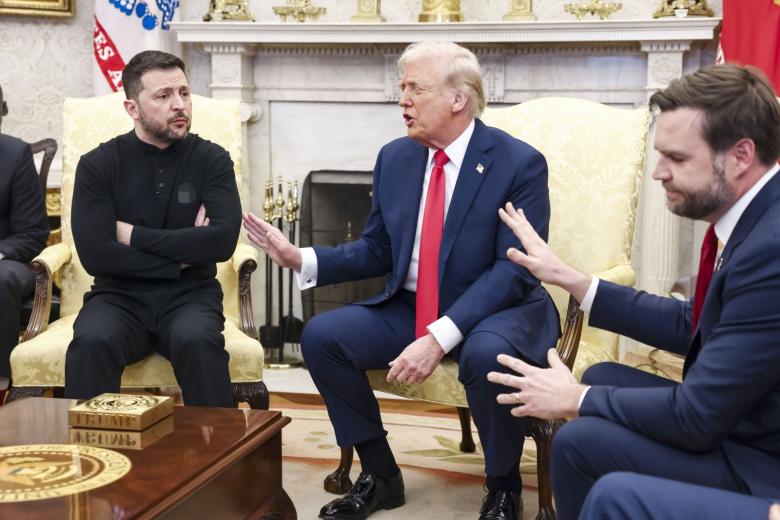 Владимир Зеленский (слева) беседует с президентом США Дональдом Трампом (в центре) и вице-президентом США Дж. Д. Вэнсом (справа)