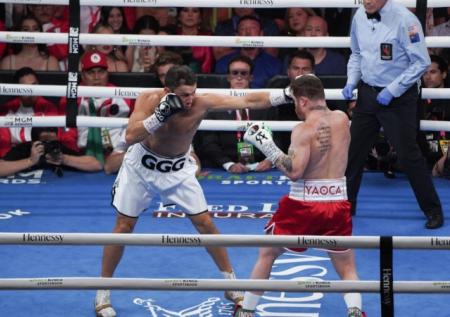Альварес победил Головкина и защитил свой чемпионский пояс