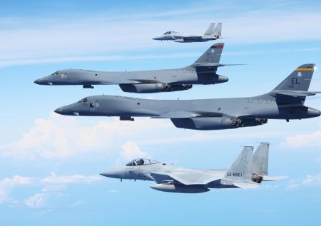 Группу военных самолетов перебросят из США в Европу
