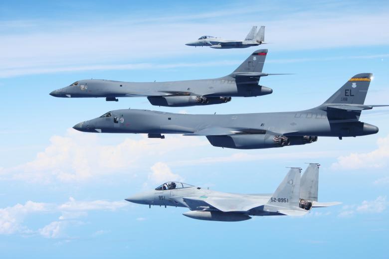 Два бомбардировщика ВВС США B-1B Lancer в сопровождении истребителей F-15