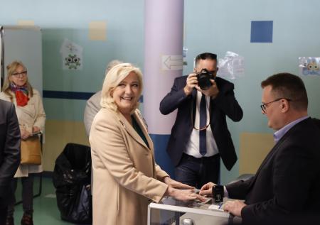 BFMTV: Макрон и Ле Пен прошли во второй тур президентской гонки во Франции