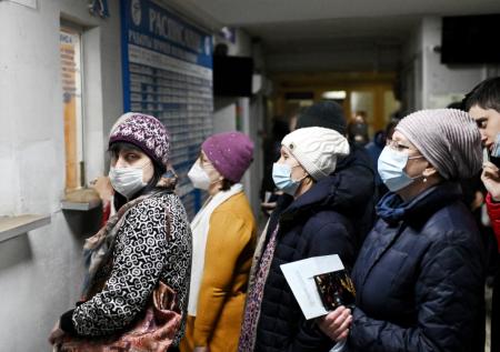 В поликлиниках Подмосковья образовались огромные очереди