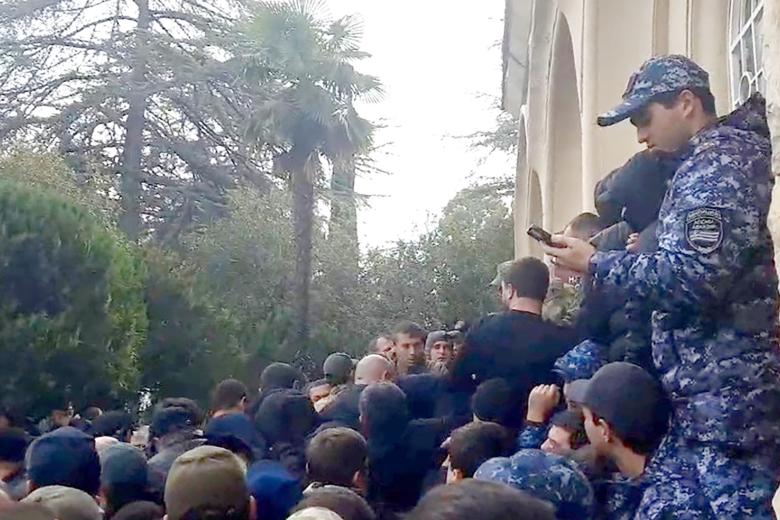 Протест оппозиции в Абхазии
