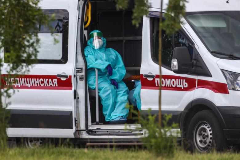 Машины скорой помощи на территории карантинного центра в Коммунарке