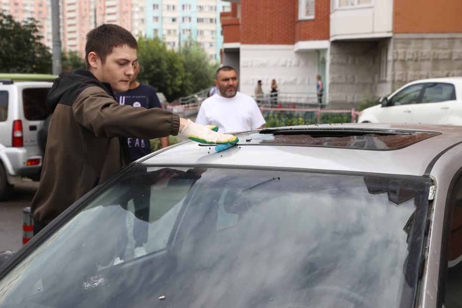 На месте падения беспилотника. По данным Минобороны РФ, ПВО сбили два ударных БПЛА: один в районе Красногорска, другой в районе Часцов