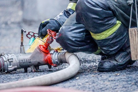 Женщина сожгла два подъезда после неудачных свиданий на Сахалине