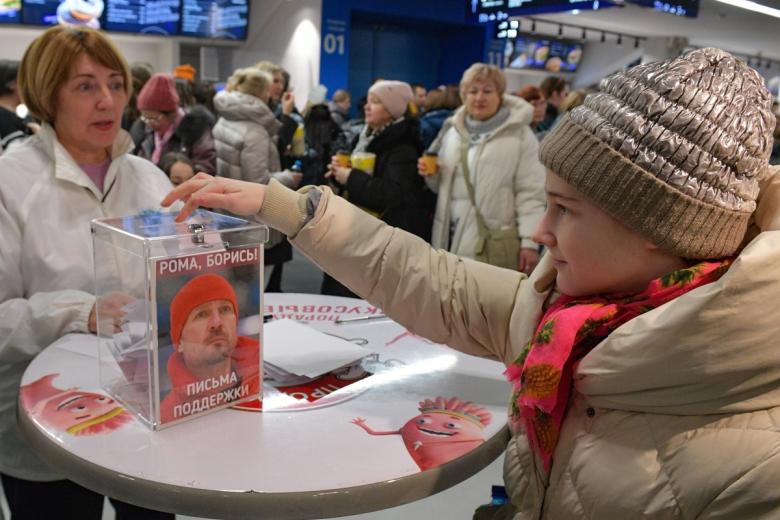 Зрители пишут письма поддержки олимпийскому чемпиону в танцах на льду Роману Костомарову