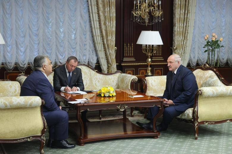 Александр Лукашенко с чрезвычайным и полномочным послом Азербайджана в Белоруссии Латифом Гандиловым