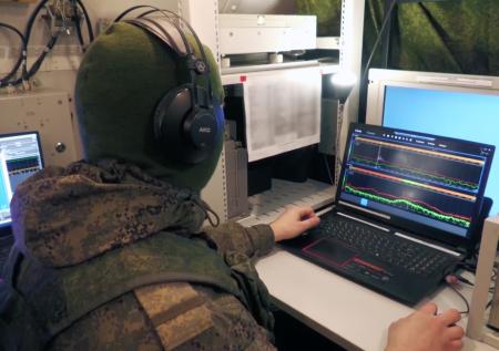 Минобороны показало кадры боевой работы войск связи на Украине