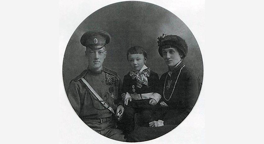 Лев Гумилев с родителями - Николаем Гумилевым и Анной Ахматовой.