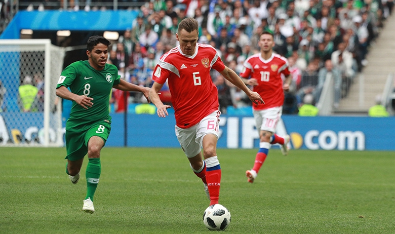 Денис Черышев (в центре)