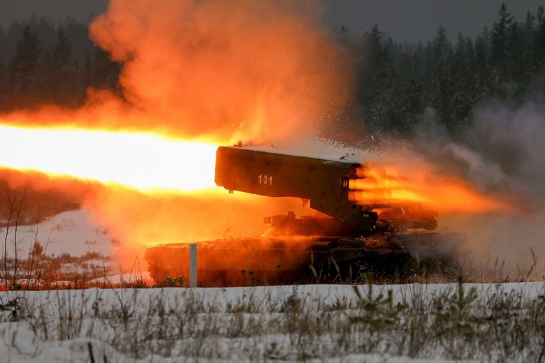Выстрел из тяжелой огнеметной системы ТОС-1А «Солнцепек»