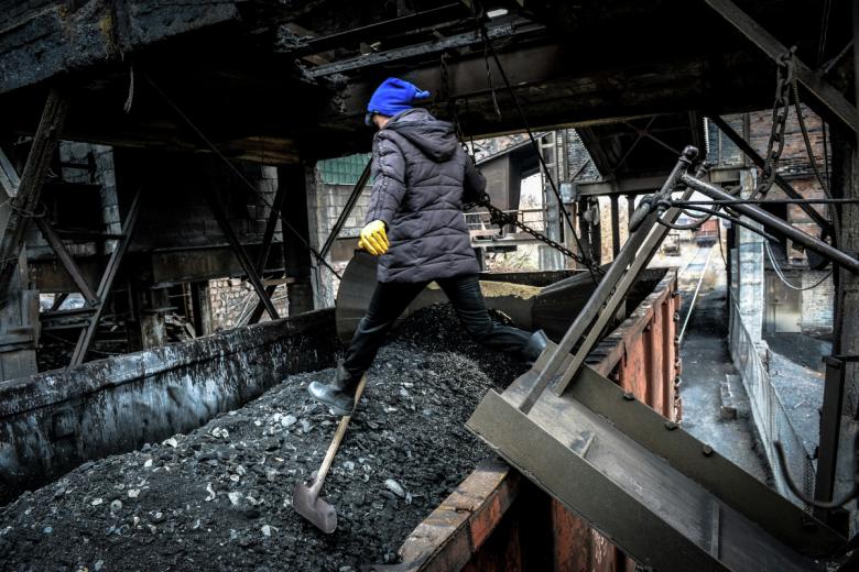 Отгрузка угля в вагоны в Донбассе