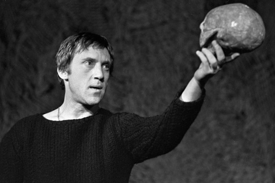Актер Владимир Высоцкий в роли Гамлета. 1970 год