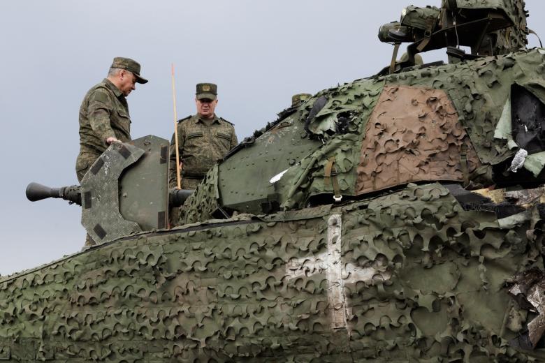 В ходе работы в зоне проведения специальной военной операции министр обороны Российской Федерации генерал армии Сергей Шойгу проверил передовой пункт управления группировки войск «Центр»