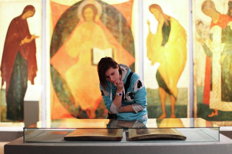 Посетительница осматривает иконы на выставке «Андрей Рублев. Подвиг иконописания»