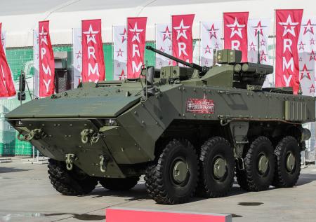 Новый российский бронетранспортёр загорелся сразу после парада в Москве