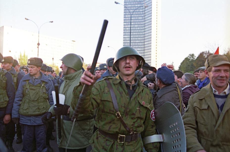 События 21 сентября — 5 октября 1993 года в Москве. Политический конфликт между депутатами Верховного Совета и исполнительной властью России во главе с президентом Борисом Ельциным