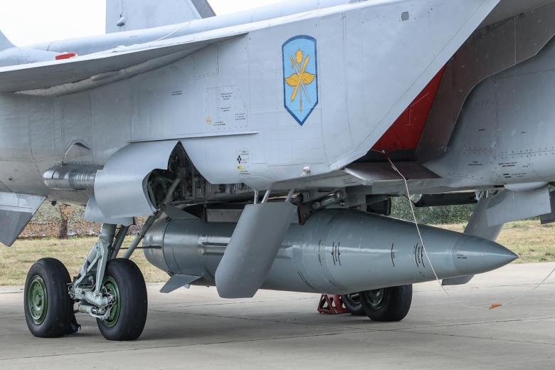 МиГ-31К с гиперзвуковым авиационным ракетным комплексом «Кинжал»