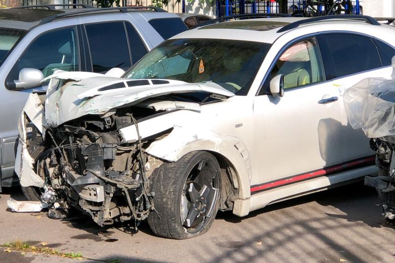 Автомобиль Infiniti певца Эльмина Гулиева
