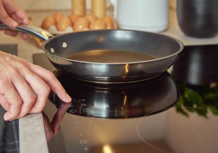 Малышева рассказала, какие сковородки наиболее опасны для здоровья