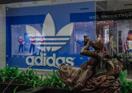 Компания Adidas захотела отказаться от своих торговых точек в России