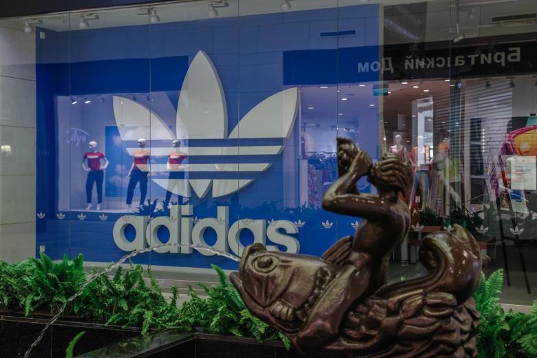Закрытый спортивный магазин Adidas в торговом центре «Вегас»