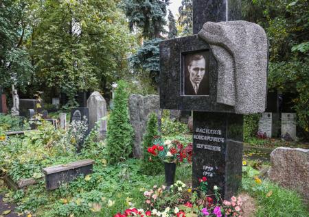 «Не имею права»: дочь Шукшина объяснила неухоженность могилы отца