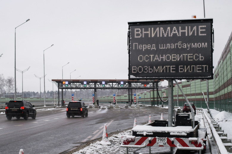 Автомобили на пункте оплаты проезда первого платного участка от МКАД до Солнечногорска автомобильной дороги М-11 Москва — Санкт-Петербург