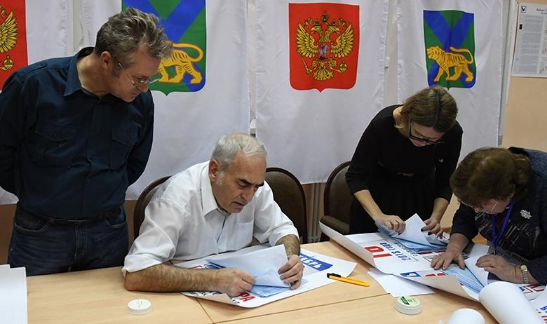 Члены избирательной комиссии во время подсчёта голосов