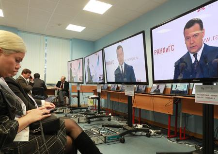 Эксперт: Медведев разговаривает сам с собой