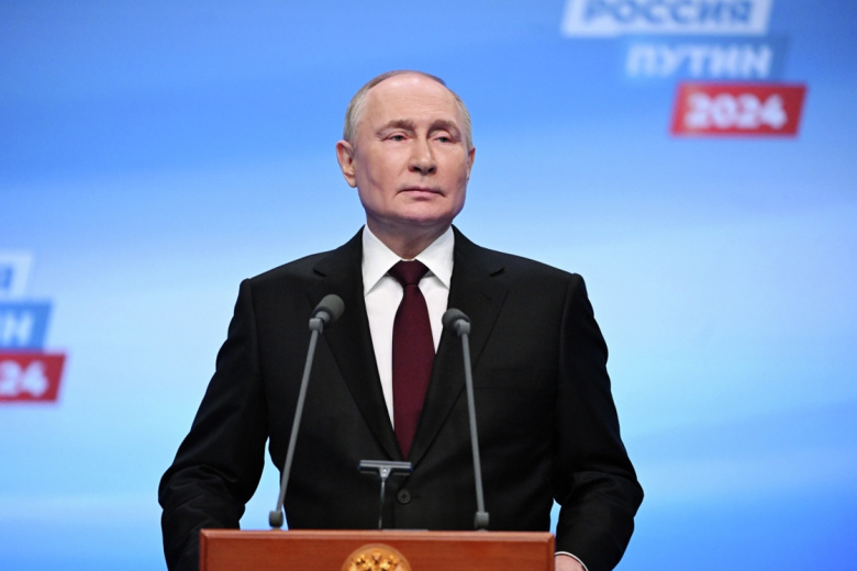 Кандидат в президенты РФ, действующий президент РФ Владимир Путин выступает перед журналистами в своем избирательном штабе
