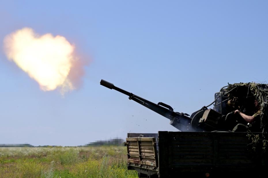 Зенитная установка ЗУ-23-2 2-го армейского корпуса Южной группировки войск ведет огонь по цели на южном направлении