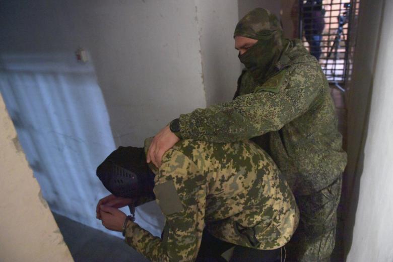 Сотрудник военной полиции и украинский военнопленный