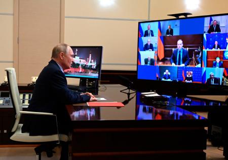 В Кремле раскрыли, как часто Путин контактирует с Совбезом