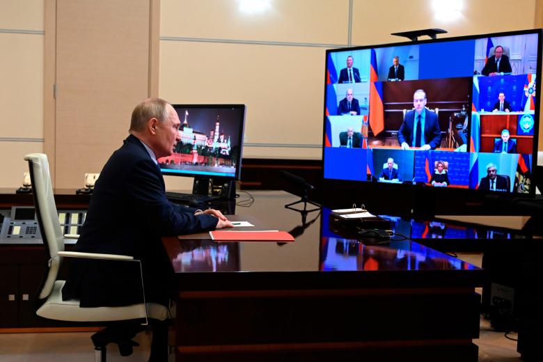 Владимир Путин во время совещания с постоянными членами Совета Безопасности (в режиме видеоконференции)