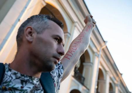 В собравшихся поддержать Навального петербуржцев бросили дымовую шашку