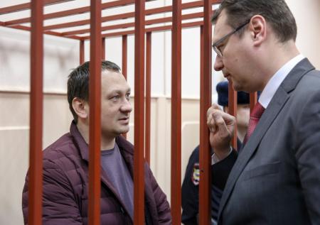 Экс-оперативнику по делу Голунова не дали отказаться от защиты