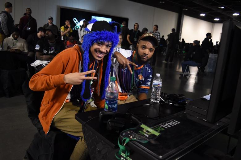 Доминик SonicFox Маклин (слева)