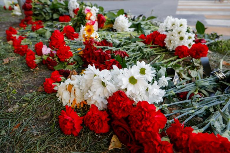 Белгород. Цветы около мемориала в память о погибших людях