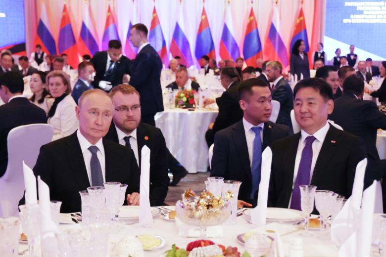 3 сентября 2024. Президент РФ Владимир Путин и президент Монголии Ухнагийн Хурэлсух (справа) на торжественном приеме в Улан-Баторе по случаю 85-летия победы на Халхин-Голе
