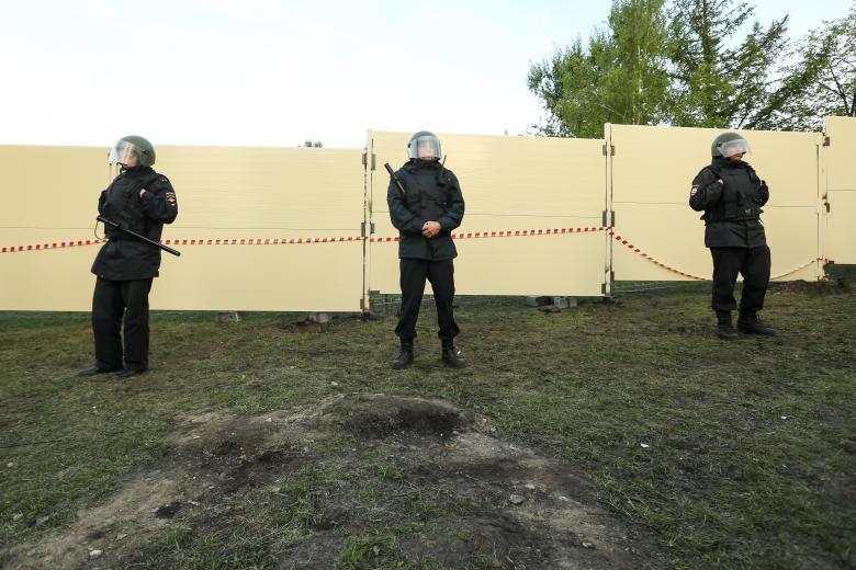 В Екатеринбурге начался монтаж постоянного ограждения в сквере под строительство собора святой Екатерины