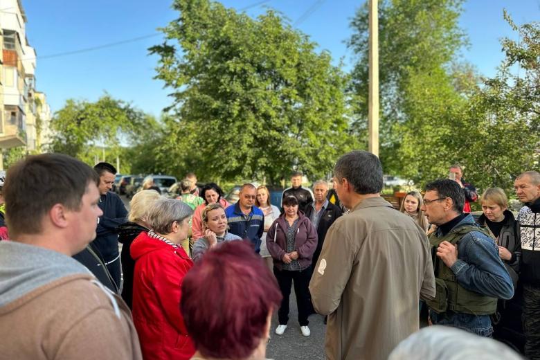 Жители Шебекино с губернатором Белгородской области Вячеславом Гладковым