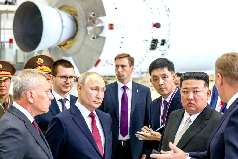 Владимир Путин с председателем государственных дел КНДР Ким Чен Ыном (второй справа) в ходе осмотра космодрома Восточный
