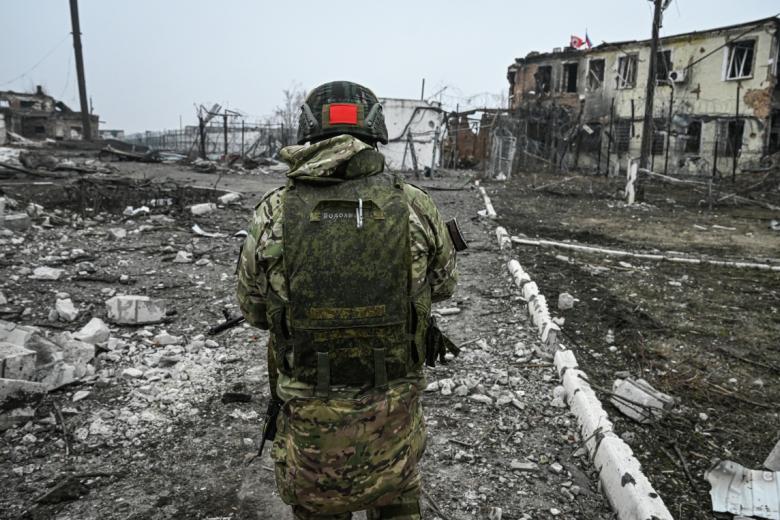 Военнослужащий РФ на территории женской колонии (ИК-11) в освобожденном селе Малая Локня в Суджанском районе Курской области