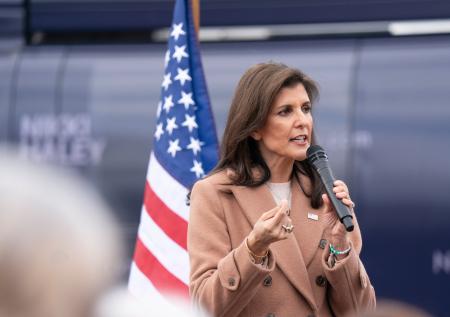 Раскрыто, зачем экс-соперница Трампа расписалась на снаряде для Израиля