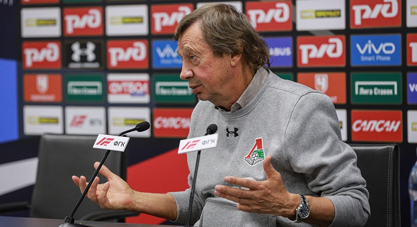 Юрий Сёмин отчитывается по игре перед журналистами