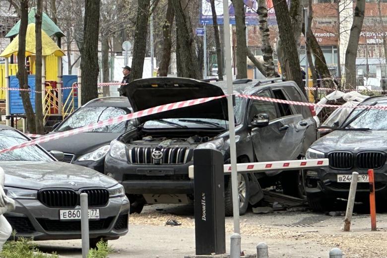 Toyota Land Cruiser Prado после взрыва в Москве 12 апреля